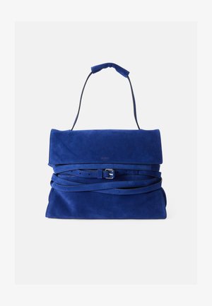 Borsa blu in suede con una forma strutturata, dotata di un flap pieghevole, dettaglio a cintura e una maniglia corta per il trasporto.