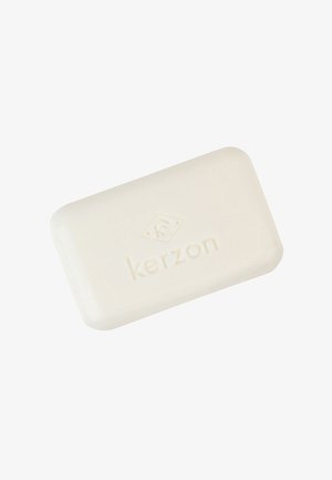 Weißer rechteckiger Seifenblock mit abgerundeten Kanten, geprägt mit dem Markennamen "kerzon" und einem kleinen, rhombusförmigen Logo.