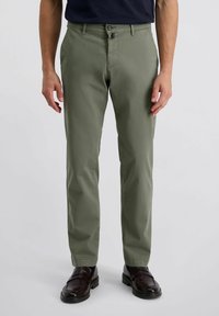 Khaki-Chinos aus glattem Stoff, mit gerader Beinform, Fronttaschen, Knopfverschluss und einem subtilen Glanz.
