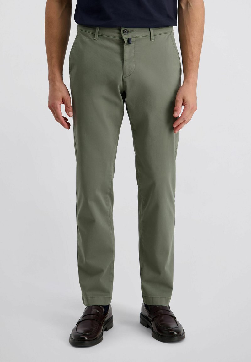 Khaki-Chinos aus glattem Stoff, mit gerader Beinform, Fronttaschen, Knopfverschluss und einem subtilen Glanz.
