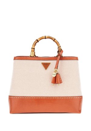 Beige og brun håndtaske med bambushåndtag, GUESS-logo foran og brun tekstureret læderkant med dekorative kvaster.