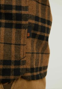 CHASIN' STRYKE.L JAMES - Vasaras jaka - brown