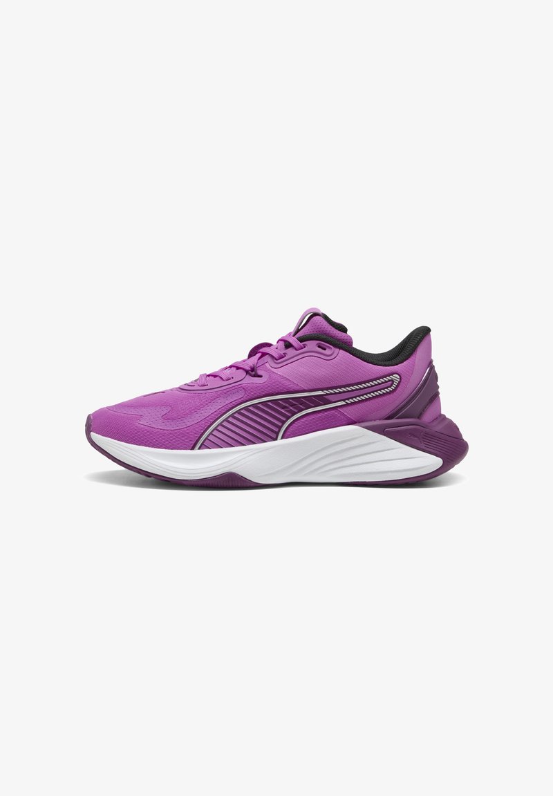 Baskets de sport violettes avec une semelle blanche coussinée, une doublure intérieure noire, un panneau latéral texturé et des lacets, vues de côté extérieur.