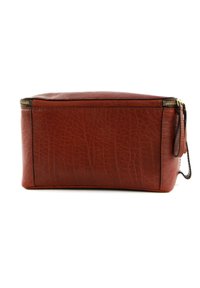 Brun skinnpose med en teksturert overflate, glidelås og et sidelårhåndtak. Rektangulær form med rene linjer og minimal detaljering.