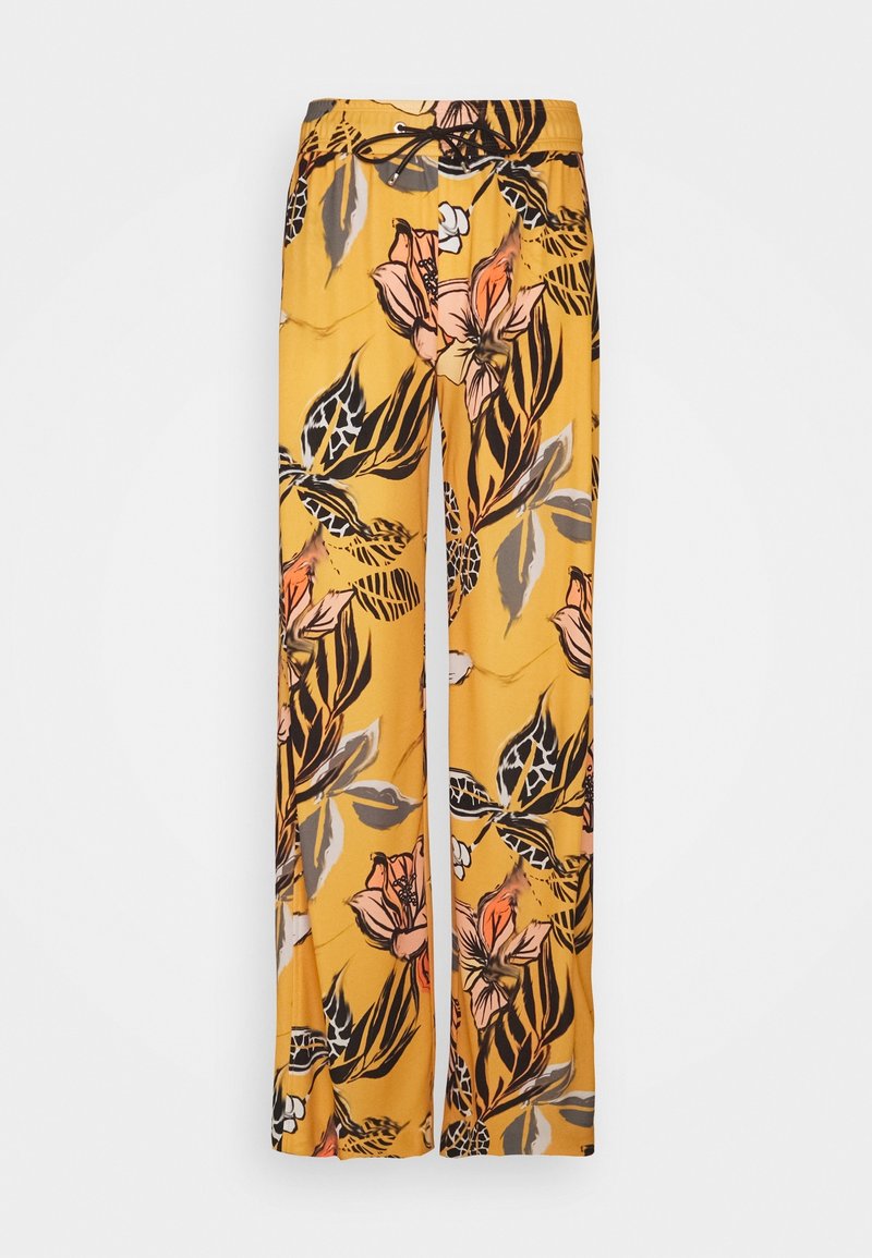 Geel wijdvallende broek met een levendige bloemenprint met roze en zwarte accenten op een witte achtergrond. Ideaal voor casual of zomeroutfits.