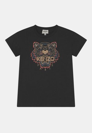 Sort børne-T-shirt med korte ærmer med et farverigt brølende tigeransigt og teksten "Kenzo Paris" printet på forsiden.