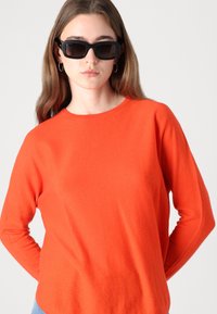 Davida Cashmere CURVED SWEATER - Džemperis - blood orange