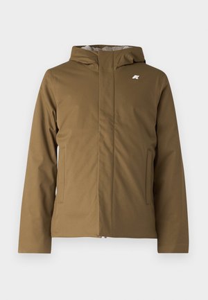 Giacca impermeabile marrone con cappuccio, dotata di chiusura frontale con zip e tasche laterali. Design semplice con un piccolo logo sul petto.