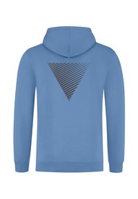 Blauwe hoodie met een trekkoord capuchon en ribbels aan de mouwen, met een grote, grijze, diagonaal gestreepte driehoek grafiek op de rug.