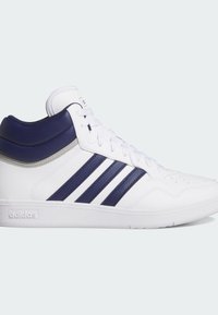 Weiße High-Top-Sneaker mit marineblauen Akzenten, drei parallelen Streifen, strukturiertem Leder und einem gepolsterten Kragen für Komfort.