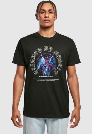 Sort bomulds t-shirt med et centralt grafisk motiv af en vinget skikkelse i livlige farver, med tekst ovenfor og nedenfor i stiliseret skrifttype.