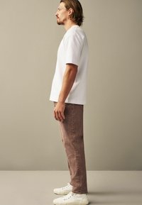 Next REGULAR FIT OVERDYED - Jean droit - rust brown