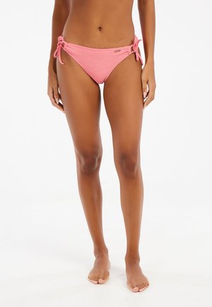 Bas de bikini rose avec un tissu texturé, doté de liens sur les côtés et d'un motif chevron subtil, conçu pour un look ajusté.