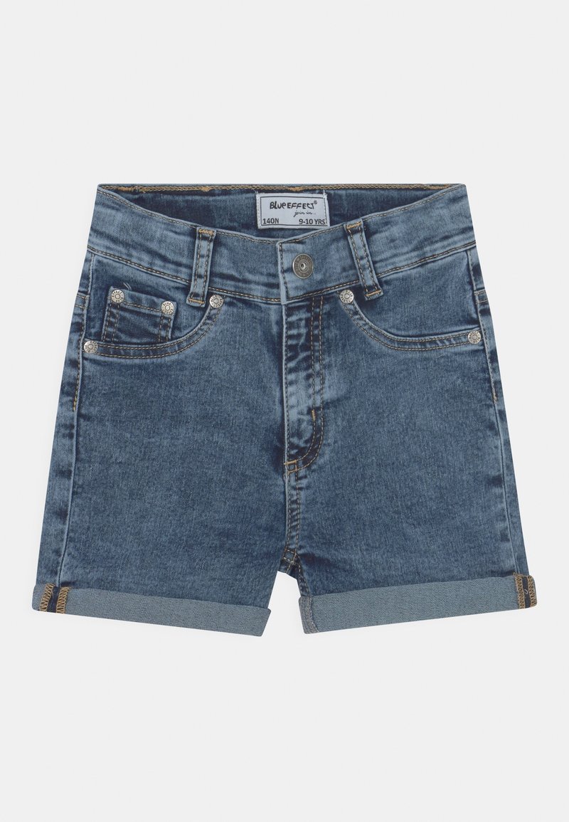 Pantalones cortos de mezclilla en azul medio con dobladillo doblado, diseño de cinco bolsillos y costuras en contraste. Presenta un cierre frontal con botón y cremallera.