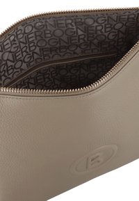 Bustina in pelle beige testurizzata con zip dorata, che mostra l'interno foderato stampato con "BOGNER" e una piccola tasca con zip all'interno.