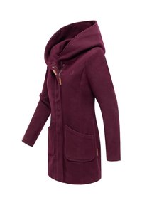 Manteau en polaire bordeaux avec une grande capuche, fermeture éclair, deux poches avant et un détail de logo. Texture douce avec une silhouette ajustée.