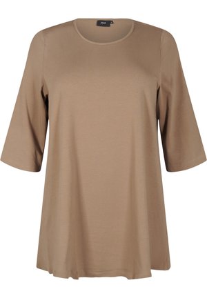 Brun, kortärmad topp med rund halsringning. Tillverkad av mjukt, slätt tyg. Flödande design med en avslappnad passform, inga synliga mönster eller detaljer.
