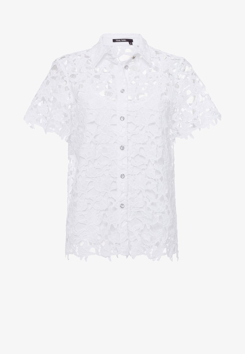 Blouse blanche à manches courtes avec boutons, motif en dentelle florale et col, dotée d'un design semi-transparent et d'une étiquette de marque à l'intérieur du col.