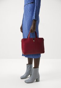 Tommy Hilfiger HERITAGE SATCHEL - Käekott - dark magma