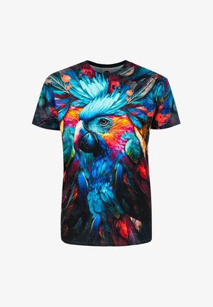 Koszulka z krótkim rękawem z żywym motywem papugi w kolorach niebieskim, czerwonym i pomarańczowym, z wyszukanymi teksturami piór oraz czarnym tłem.
