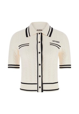 Haut crème en maille à manches courtes avec boutons, orné de rayures noires sur le col, les poignets, l’ourlet et la poitrine, avec le logo "GUESS" sur le côté supérieur gauche.