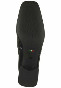 Schwarze Ledersohle mit strukturiertem Griffmuster, versehen mit Branding und einem "Made in Italy"-Label in Farbe. Abgerundetes Fersendesign.