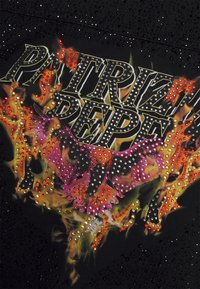Tela negra con un gráfico colorido que dice "PATRIK PEPE" en piedras brillantes, acentuado por diseños florales en tonos púrpura y naranja.
