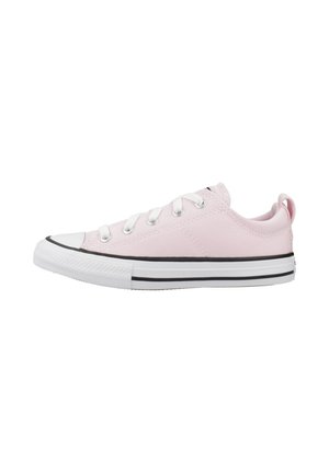 Zapatillas de lona rosa claro con puntera de goma blanca, raya negra en la entresuela y cordones blancos. Diseño de bajo corte con una tira trasera.