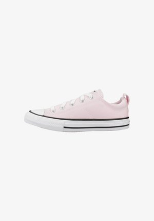 Zapatillas de lona rosa claro con puntera de goma blanca, raya negra en la entresuela y cordones blancos. Diseño de bajo corte con una tira trasera.