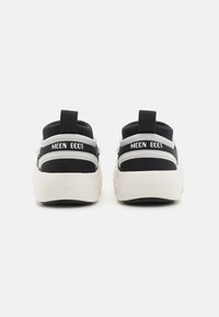 Scarpe nere e grigie con una forma arrotondata, dotate di una suola bianca testurizzata e di un manico. Logo "MOON BOOT" sulla fascia posteriore.