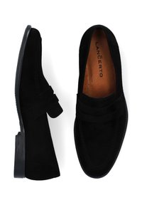 Czarne zamszowe loafersy z płaskim obcasem, z przednim paskiem oraz gładką skórzaną wkładką. Podeszwa wykonana z gładkiej czarnej gumy.