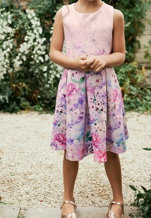 Robe fleurie dans des nuances douces de rose et de violet, avec un corsage ajusté et une jupe évasée. Tissu lisse orné de grandes fleurs et d'accents verts.