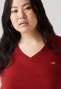 Levi's® Plus PERFECT V NECK TEE - Paprasti marškinėliai - sundried tomato