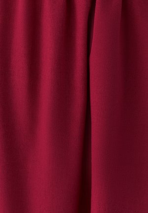 Tessuto bordeaux con una trama morbida e testurizzata. Caduta liscia e leggera lucentezza, che mette in evidenza sottili variazioni di colore sulla superficie.
