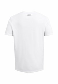 Camiseta de algodón blanca con mangas cortas, cuello redondo y un pequeño logo gris en la parte posterior cerca del cuello. Textura suave, diseño sencillo.
