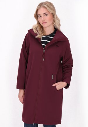 Bordo dolg š coat z visokim ovratnikom, polnim zadrgo, dvema stranskima žepoma in detajlom logotipa na levi prsni strani; izdelan iz mehkega, teksturiranega materiala.