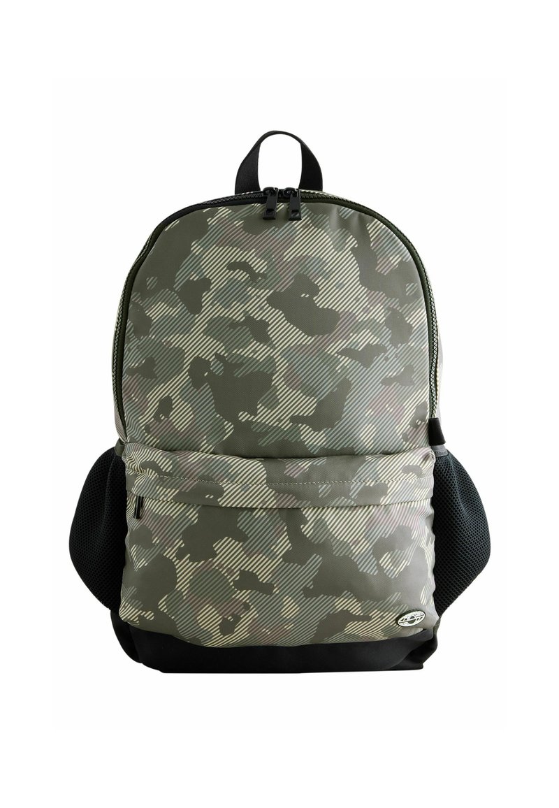 Rucksack im Tarnmuster in Grüntönen mit runder Form, strukturiertem Stoff, doppeltem Reißverschluss und seitlichen Netzfächern.