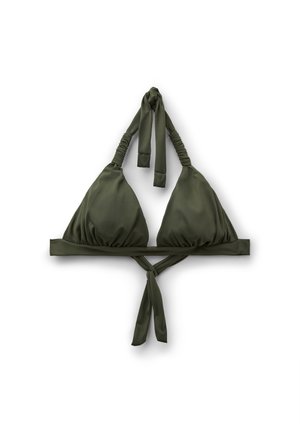 Olivgrünes dreieckiges Bikinioberteil mit gerafften Trägern, Neckholderband und Rückenverschluss, flach auf einem weißen Hintergrund ausgelegt.