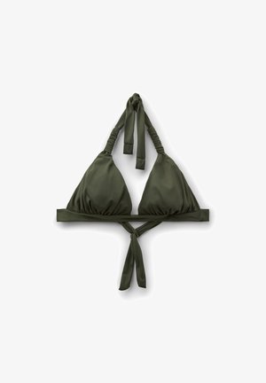 Olivgrünes dreieckiges Bikinioberteil mit gerafften Trägern, Neckholderband und Rückenverschluss, flach auf einem weißen Hintergrund ausgelegt.
