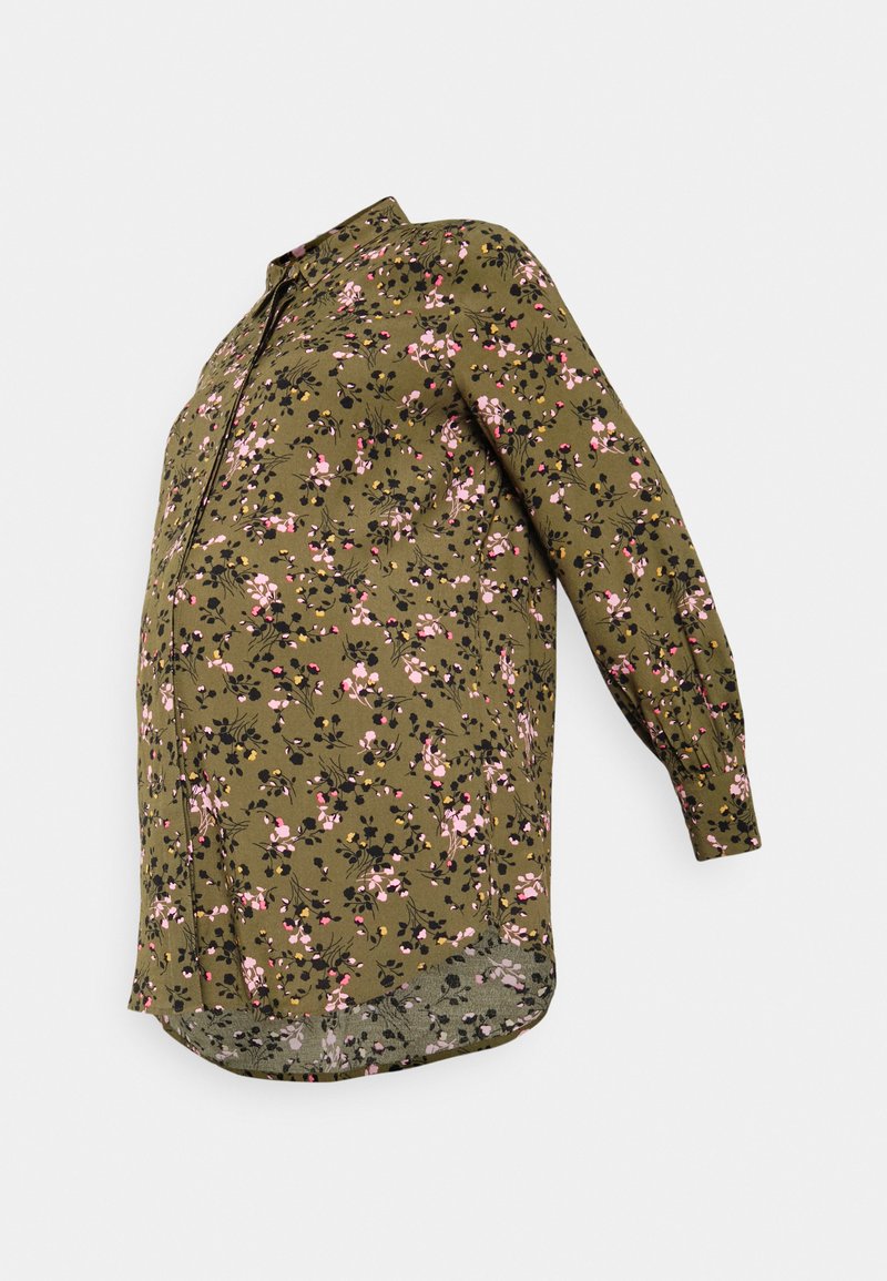 Camisa de manga longa verde oliva com padrão floral em rosa e preto. Apresenta um colarinho e uma bainha curva. Feita de tecido leve.