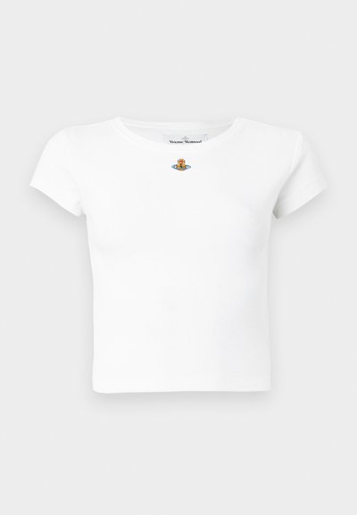 Λευκό ριγωτό κοντομάνικο κοντό μπλουζάκι με μικρό πολύχρωμο λογότυπο Vivienne Westwood orb στο κέντρο κάτω από τη λαιμόκοψη.