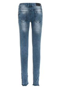 Blaue Denim-Jeans mit slim Fit, ausgestattet mit Gesäßtaschen, subtilen Verblassungen und ausgefransten Säumen. Mit silberfarbenen Beschlägen an den Taschen.