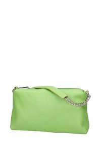 Borsa a pochette verde in pelle con finitura testurizzata, chiusura con zip, manico superiore e tracolla in catena argentata. Forma rettangolare con angoli arrotondati.