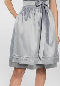 Grijze satijnen rok met een gerimpelde taille, zijzakken, een strikceintuur en een gestructureerd patroon aan de zijkanten; biedt een soepele en flowy uitstraling.