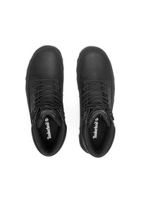 Schwarze Lederstiefel mit hohem Knöchelschutz, robusten Schnürsenkeln, strukturellem Kontrast an der Zunge und Gummisohle für guten Halt.