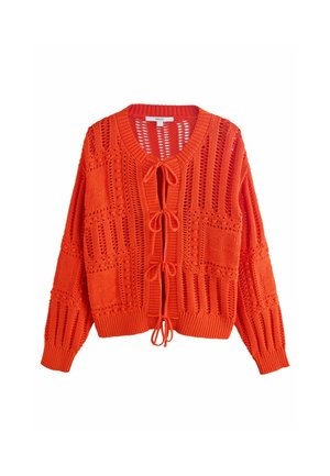 Cardigan en tricot orange avec un col en V, une ouverture sur le devant avec des liens et un motif texturé avec divers points et carrés tissés.