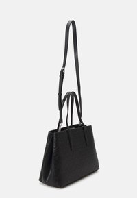 Musta nahkatote-laukku, jossa on kohokuvioitu kuvio, kaksoiskahvat ja irrotettava säädettävä olkahihna. Silkkinen pinta, jämäkkä muoto.