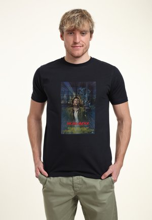 Sort bomulds t-shirt med et farverigt grafiktryk fra filmen "Highlander", der viser en karakter med et sværd og en kraniumbaggrund.