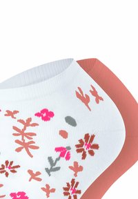 Enkelsokken in koraal en wit met bloemmotieven. De witte sok heeft roze, grijze en bruine bloemen; de koraalsok is effen. Zachte gebreide textuur.