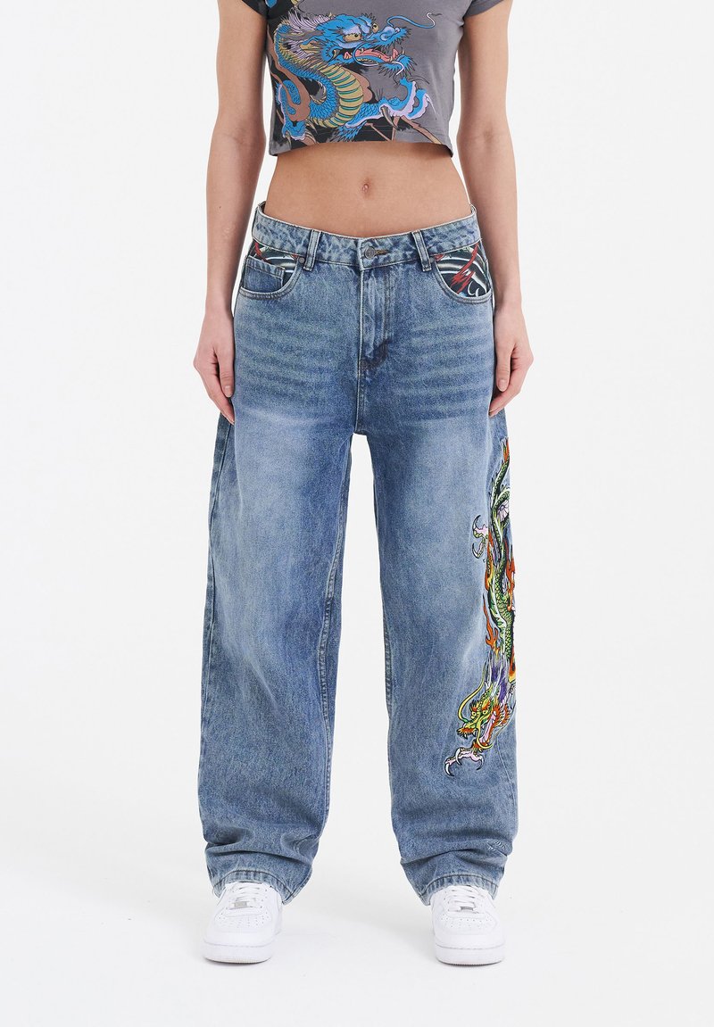 Jeans anchos de color azul claro con intrincados bordados de dragón en colores vibrantes en el lado izquierdo. Diseño clásico de cinco bolsillos.